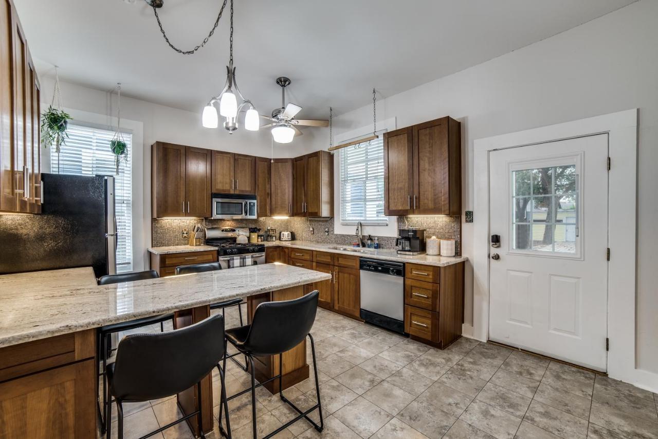 Downtown Historic 2Bdrm, Walk To Riverwalk, Alamo; Beautifully Renovated! Сан Антонио Екстериор снимка